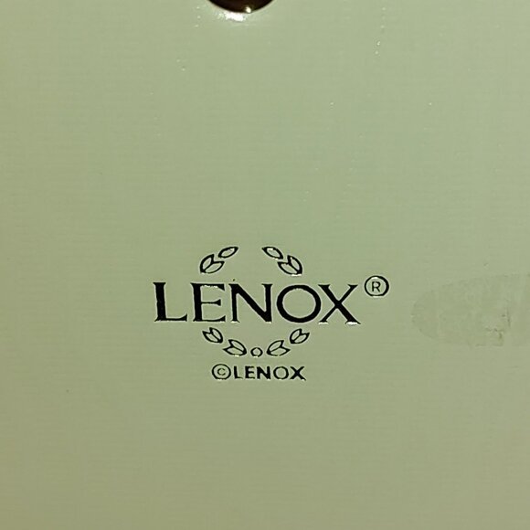 LENOX IVORY PORCELAIN PICTURE FRAME 8x10 HOLDS 4 X 6 PHOTO EASEL BACK NEW BOXED - Picture 2 of 8